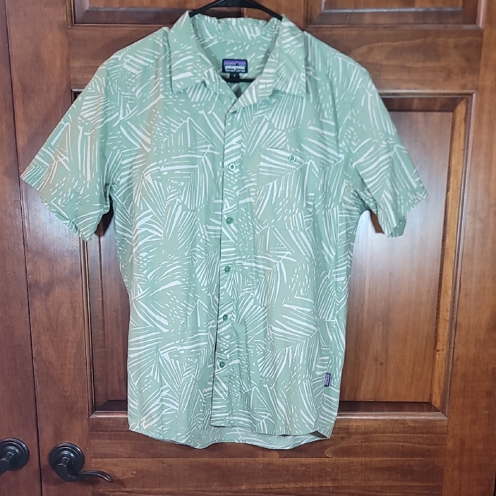 Patagonia Men's Casual Green and White Shirt